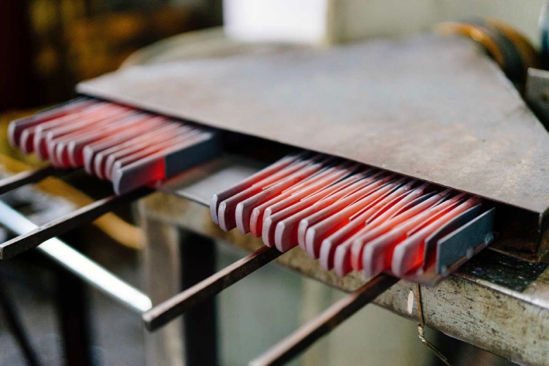 Erhitzte Metallplatten in Ofenöffnung
