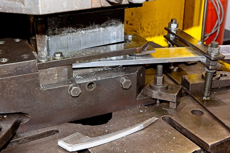 Aluminiumstreifen wird in Gesenkschmiede geformt