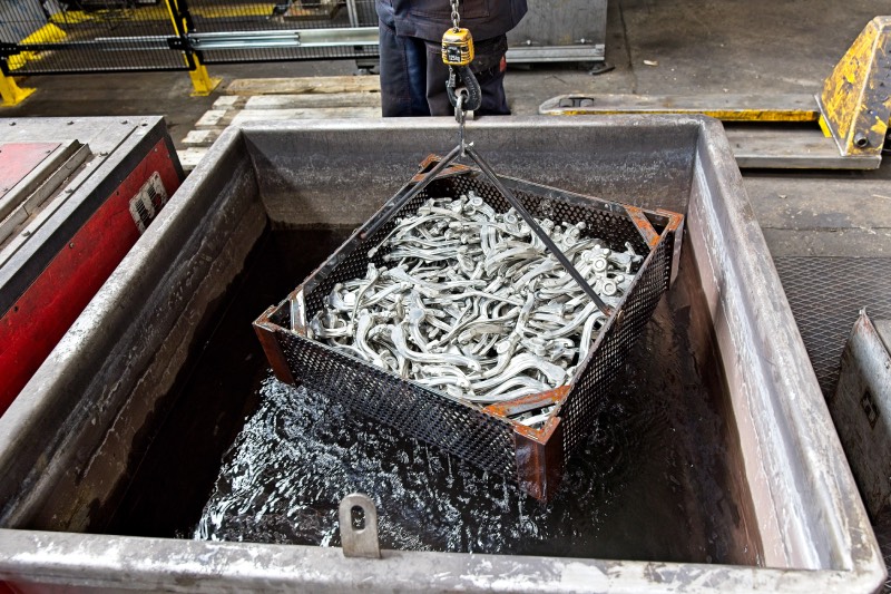 Korb mit Aluminiumteilen im Wasser