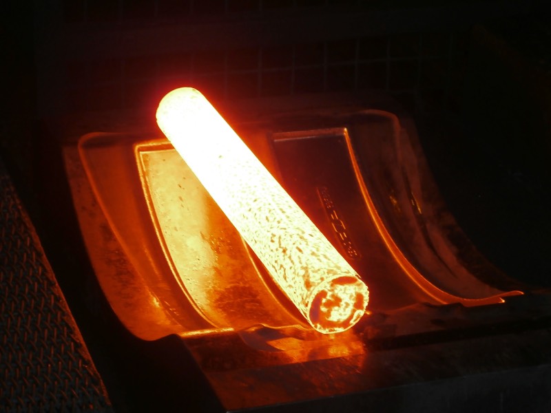 Glühendes Metall im Gesenkschmiedenprozess