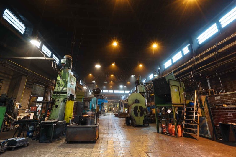 Industriehalle mit Maschinen und Anlagen