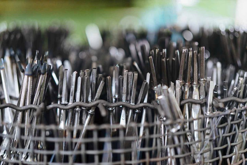 Metallstäbe in Drahtkorb